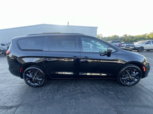 2026 Chrysler Pacifica Limited photo 2
