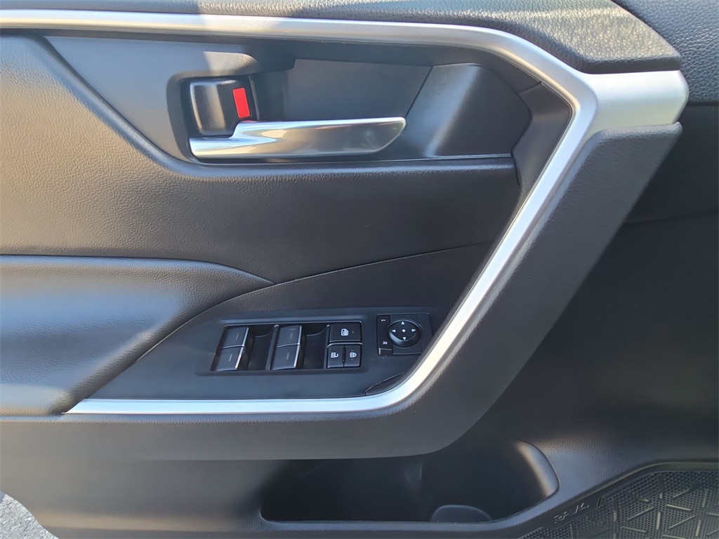 2022 Toyota RAV4 XLE photo 19