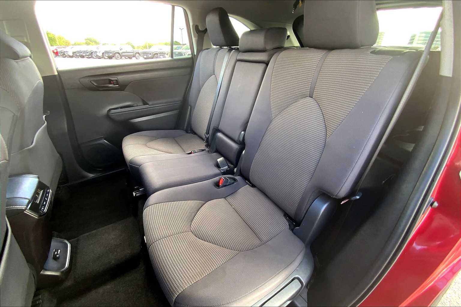 2024 Toyota Highlander LE photo 19