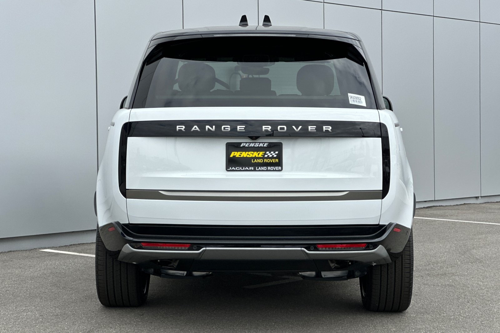 2025 Land Rover Range Rover SE photo 4