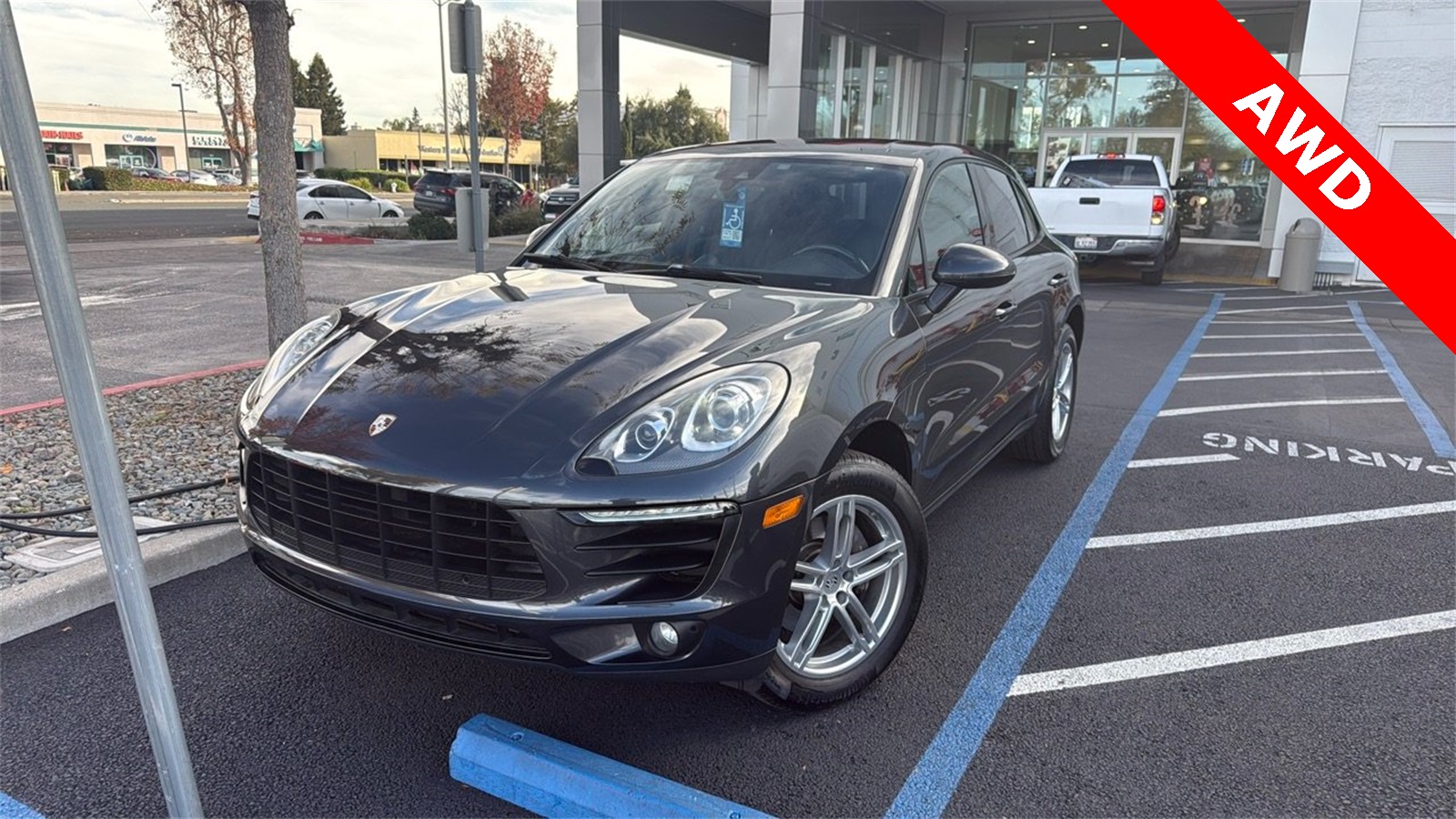 2017 Porsche Macan Base's photo