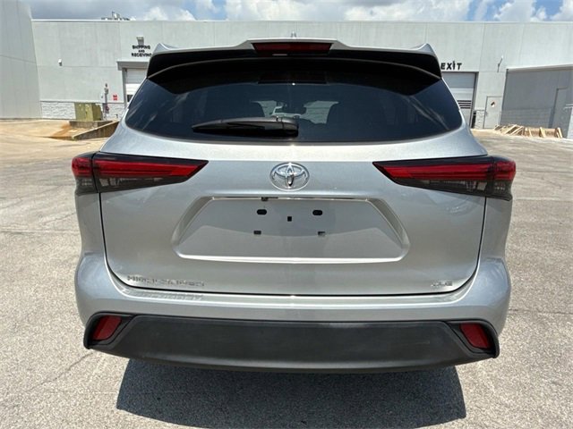 2024 Toyota Highlander LE photo 3
