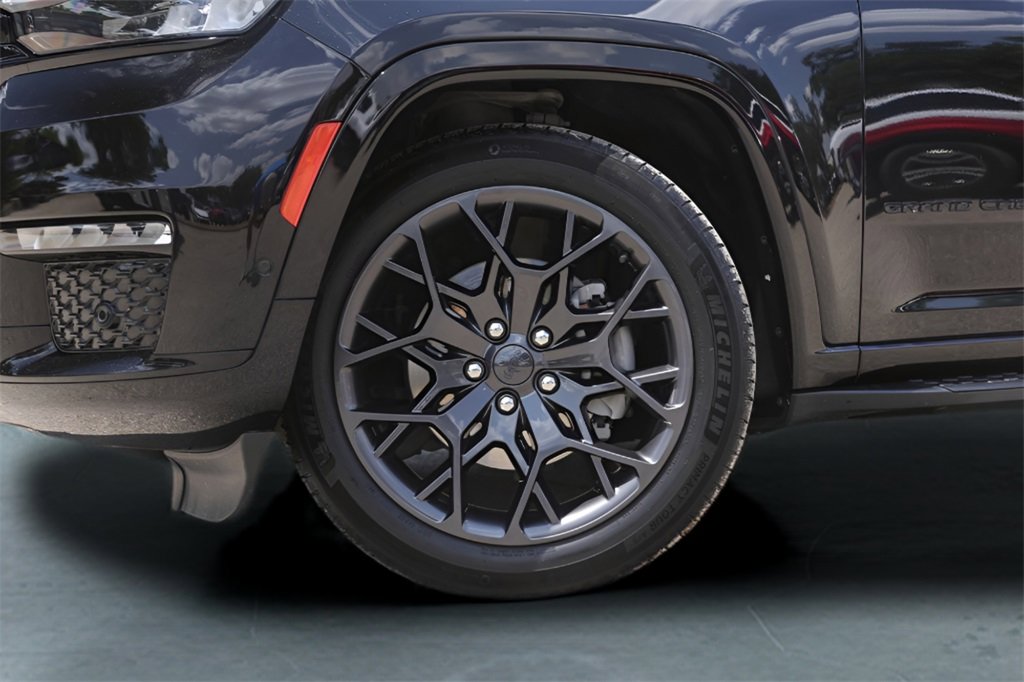 2023 Jeep Grand Cherokee L Summit Reserve photo 3