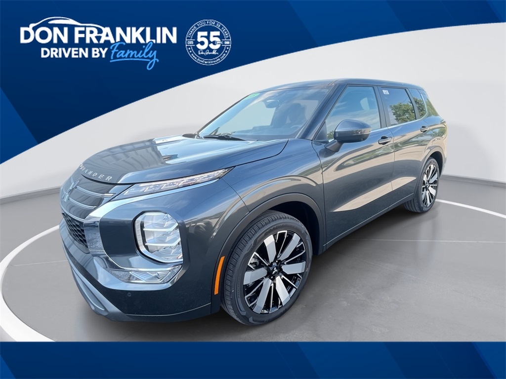 2025 Mitsubishi Outlander SE's photo