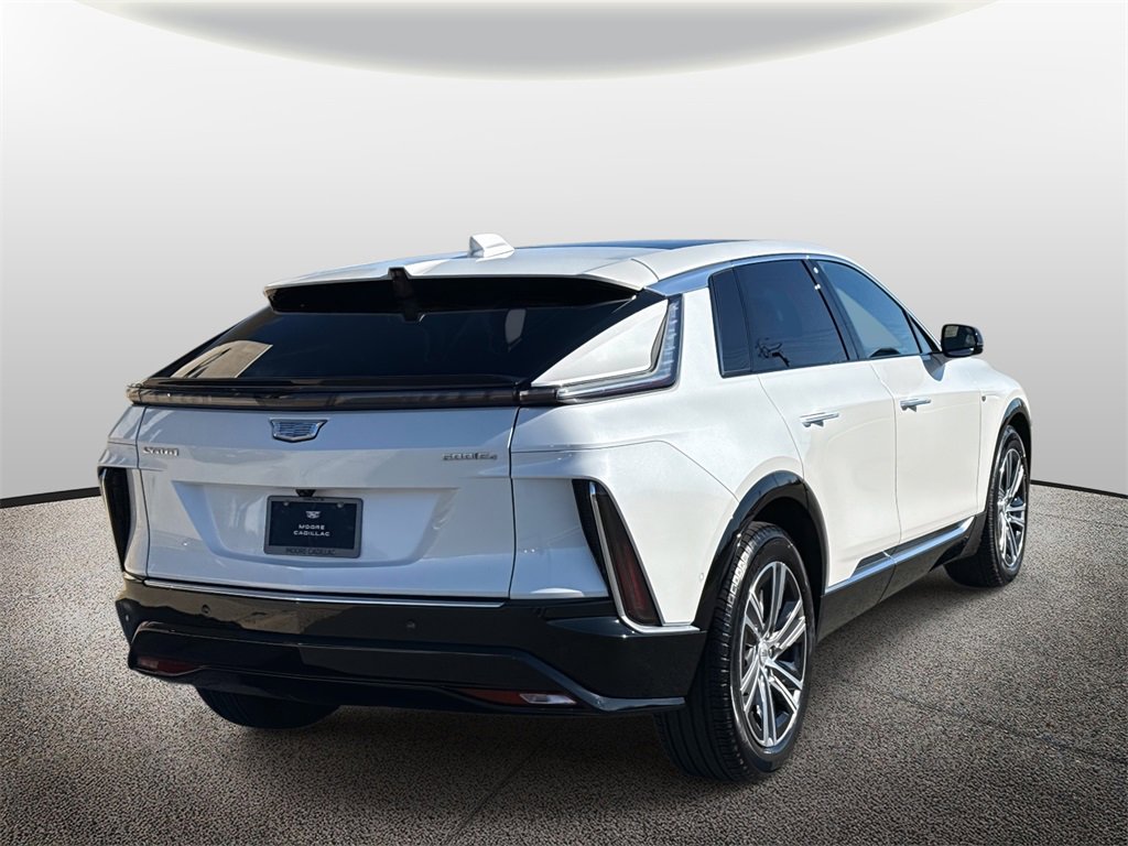 2025 Cadillac Lyriq Luxury photo 2