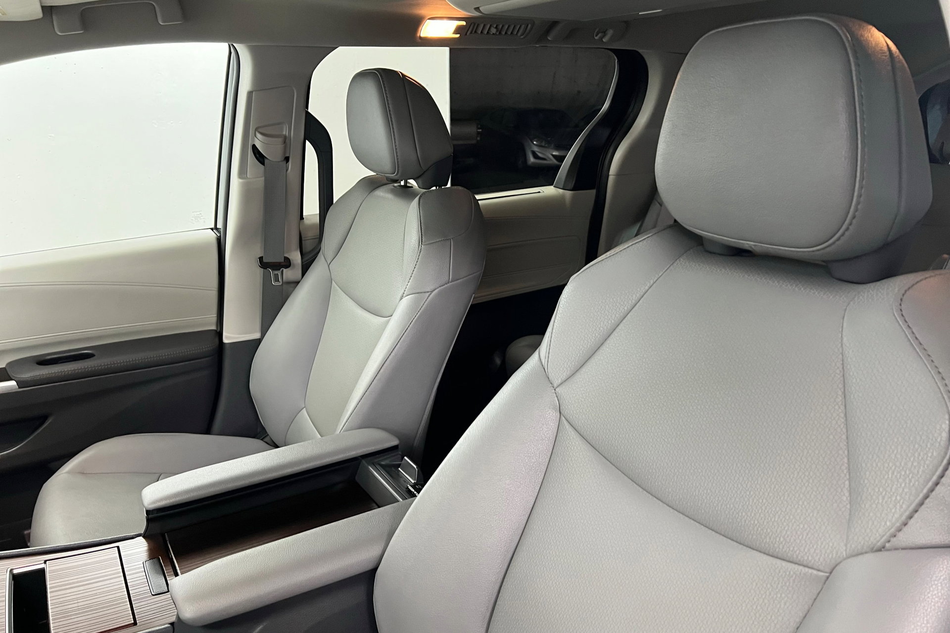 2023 Toyota Sienna XLE photo 16