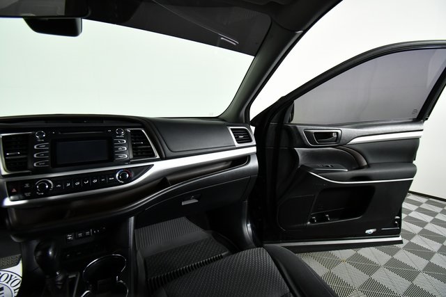 2017 Toyota Highlander LE photo 16