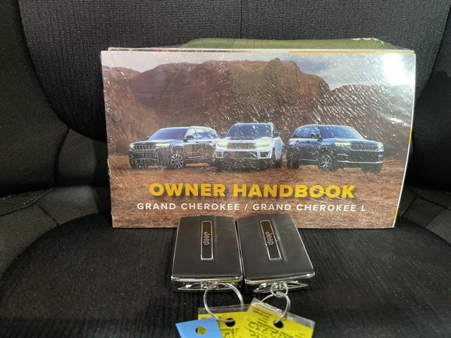 2025 Jeep Grand Cherokee Laredo Altitude photo 13