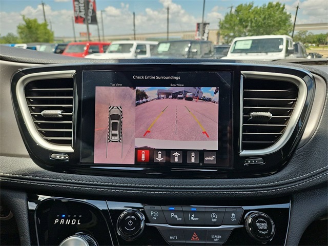 2025 Chrysler Pacifica photo 36
