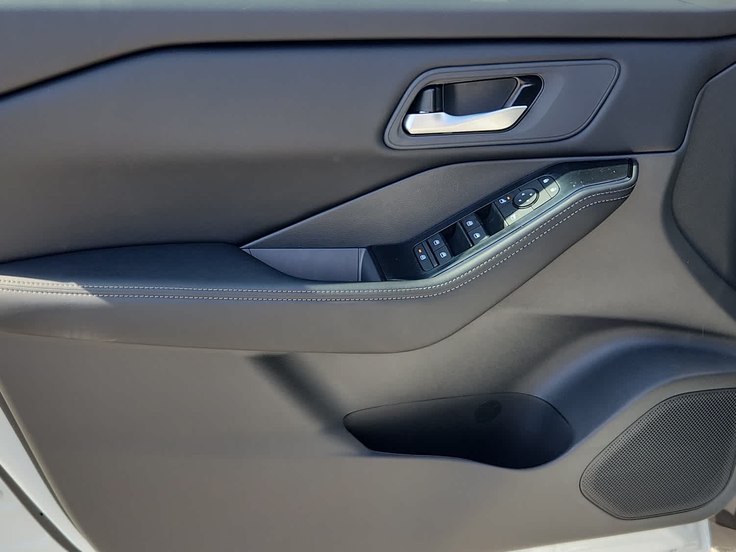 2026 Nissan Rogue SV photo 6