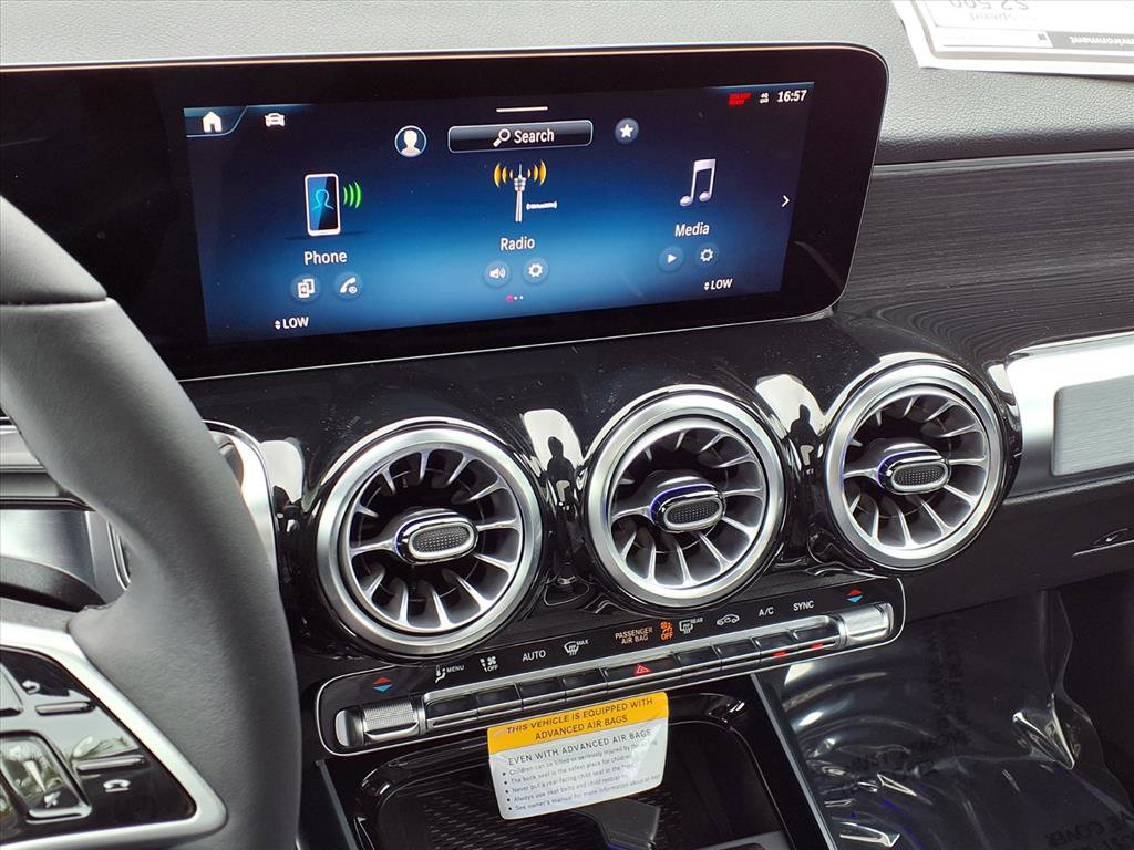 2026 Mercedes Benz GLB 250 photo 4
