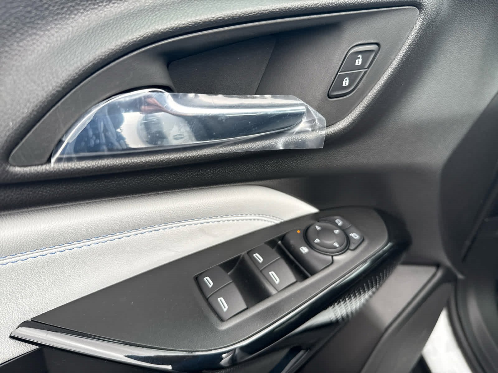 2025 Chevrolet Trax LT photo 8