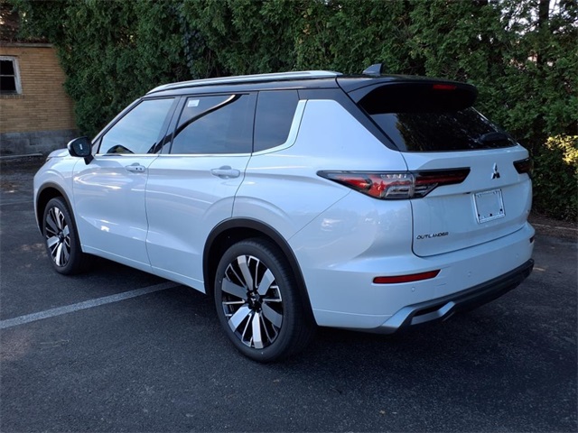 2025 Mitsubishi Outlander SEL photo 4