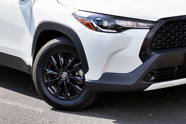 2024 Toyota Corolla Cross LE photo 2