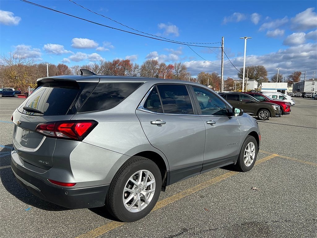 2024 Chevrolet Equinox LT photo 2