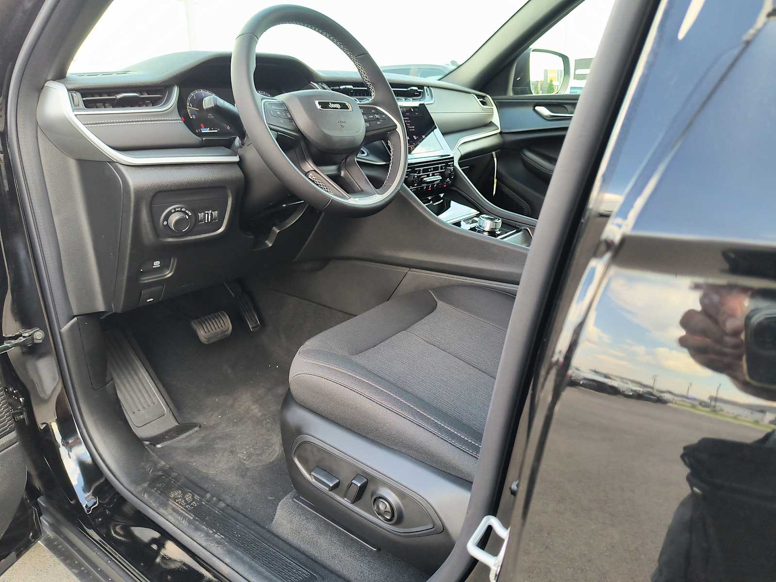 2025 Jeep Grand Cherokee Laredo X photo 2