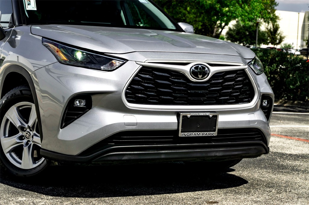 2024 Toyota Highlander LE photo 3