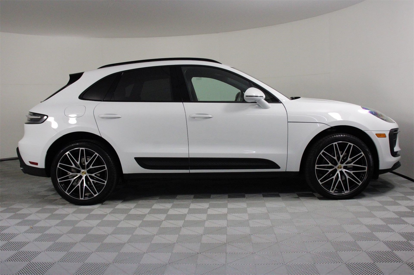 2025 Porsche Macan photo 8