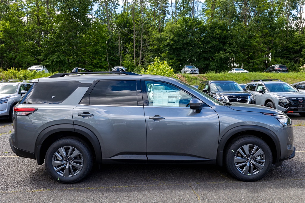 2025 Nissan Pathfinder SV photo 4
