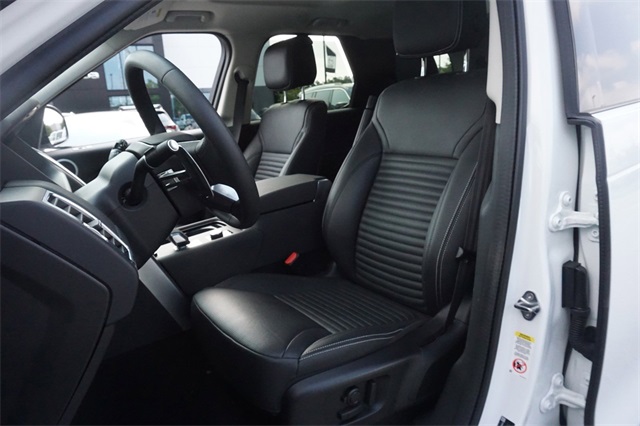 2024 Land Rover Discovery S photo 17