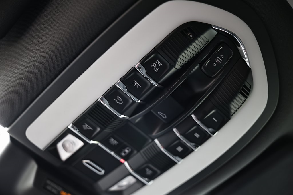 2025 Porsche Macan T photo 37