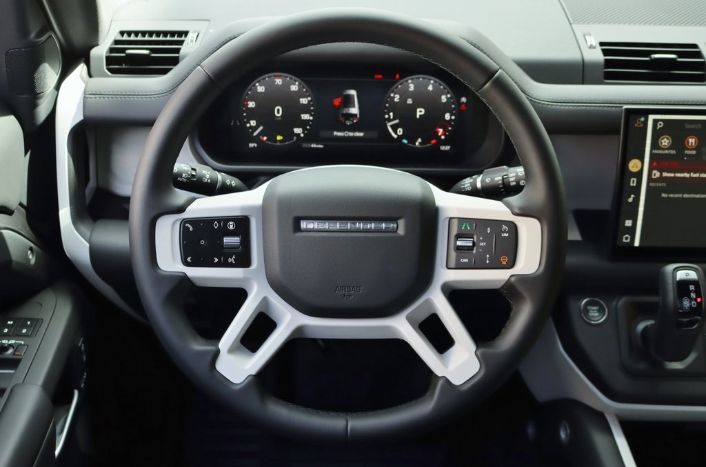 2025 LAND ROVER DEFENDER - Image 17