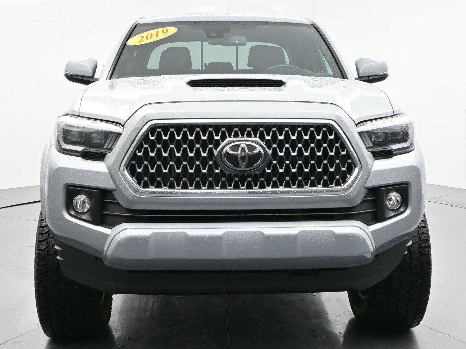 2019 Toyota Tacoma TRD Sport photo 2