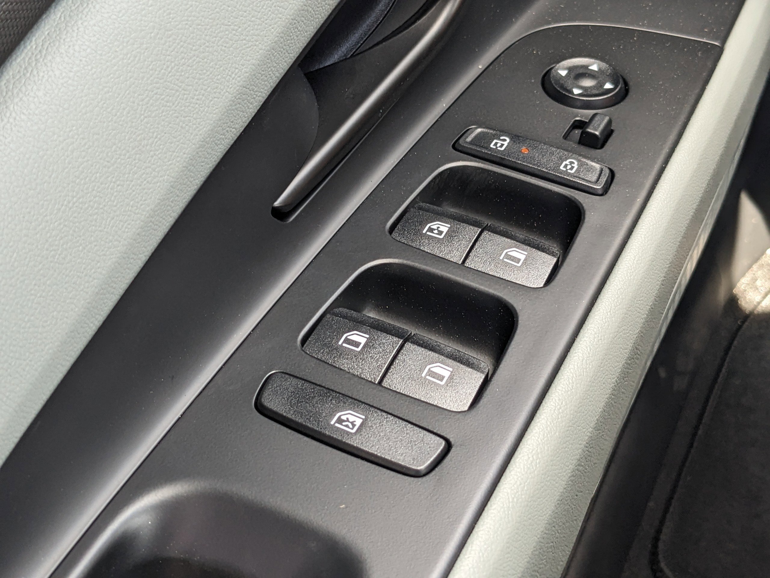 2025 Hyundai Elantra Hybrid Limited photo 18