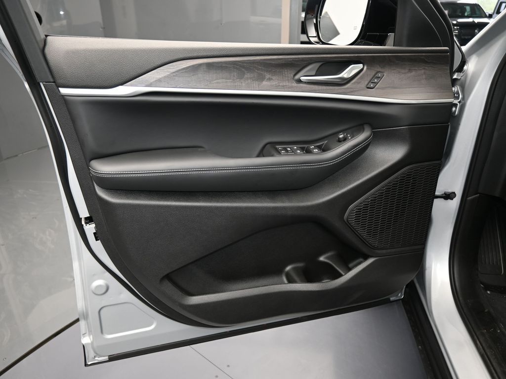 2025 Jeep Grand Cherokee Limited's photo