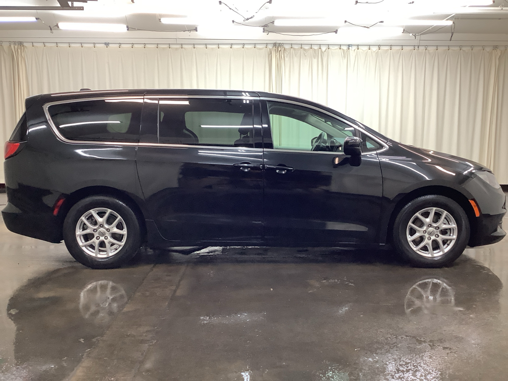 2022 Chrysler Voyager LX photo 4