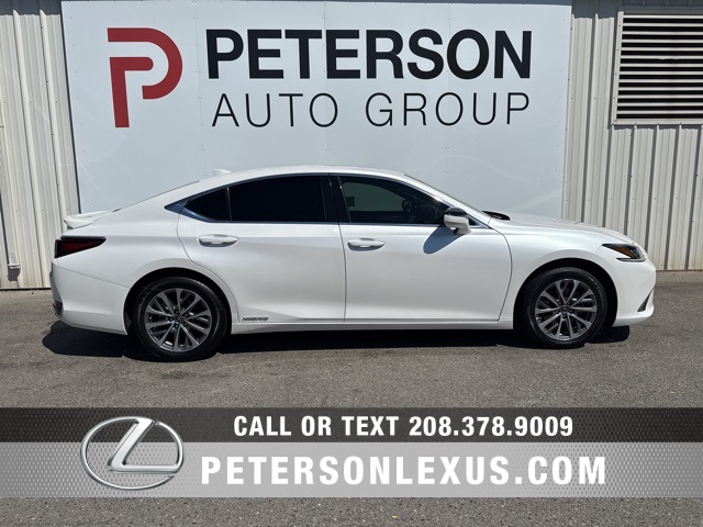 2022 Lexus ES 300h photo 3