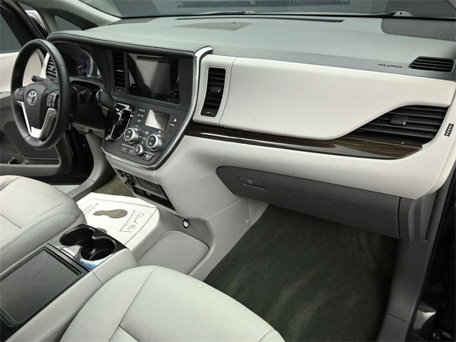 2017 TOYOTA SIENNA - Image 26