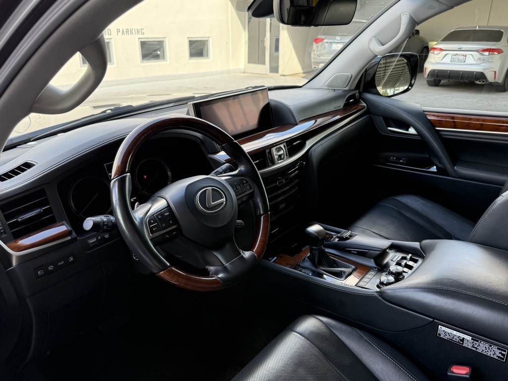2019 Lexus LX 570 photo 3