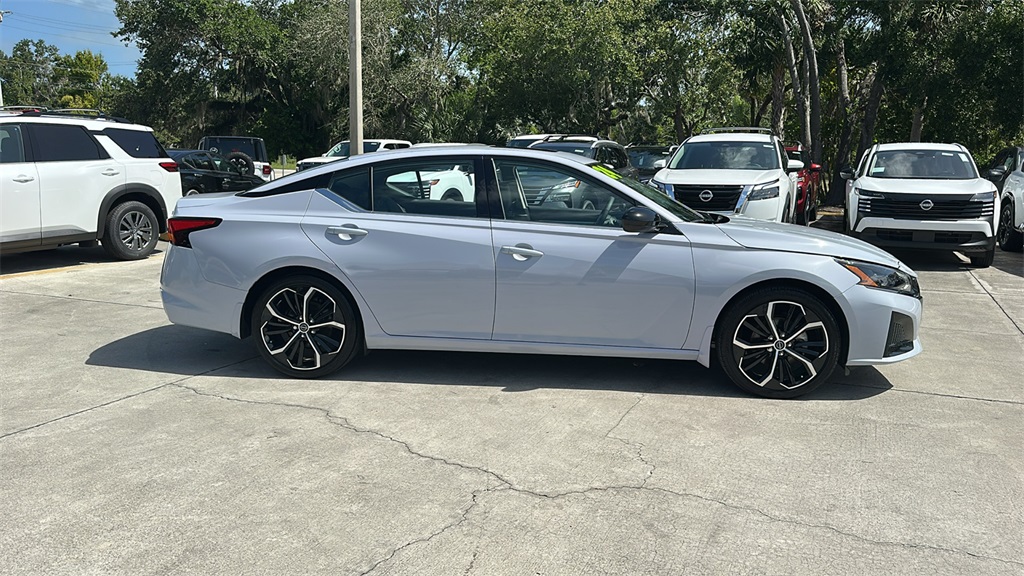 2024 Nissan Altima 2.5 SR photo 8