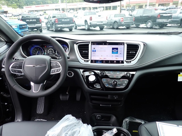 2026 Chrysler Pacifica photo 14