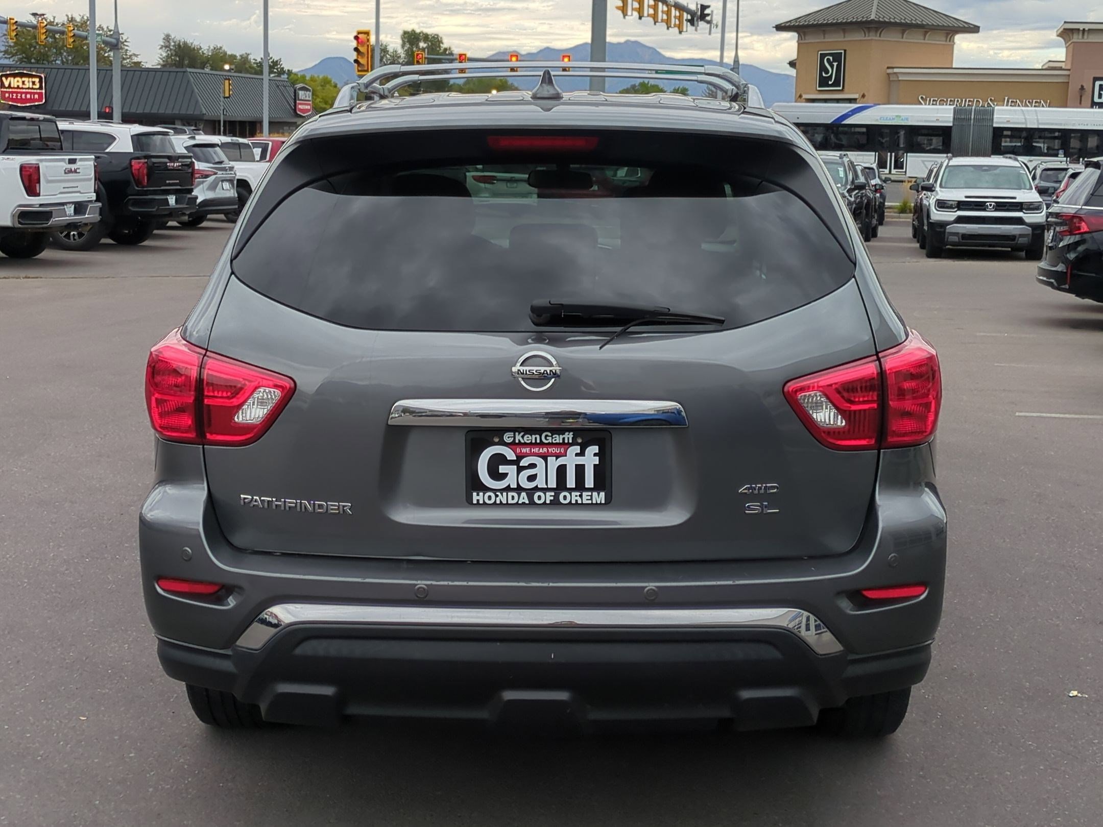 2019 Nissan Pathfinder SL photo 4