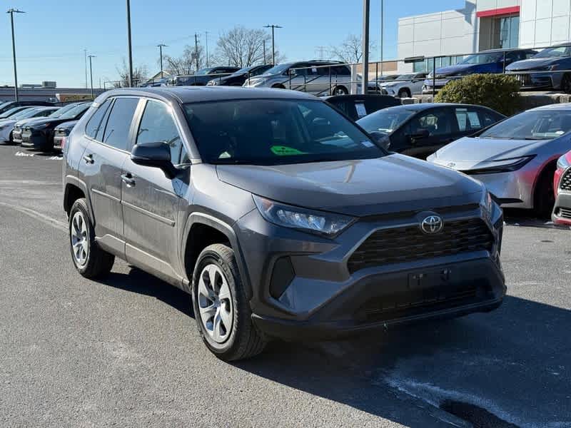 2022 Toyota RAV4 LE's photo