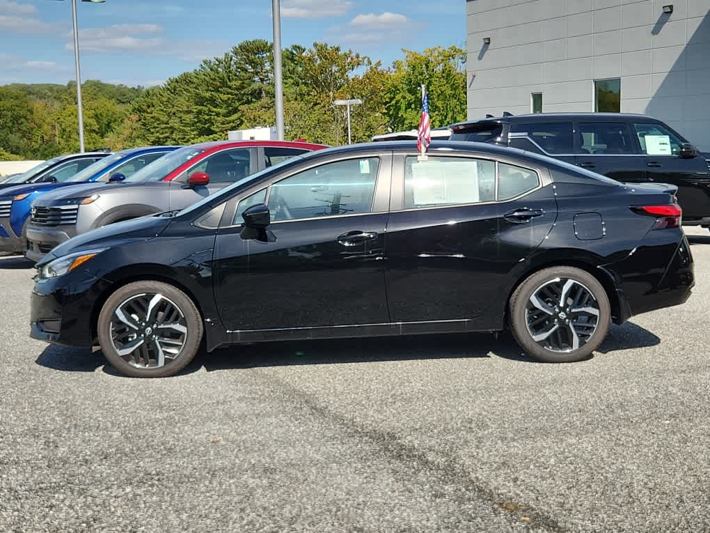 2025 Nissan Versa SR photo 5