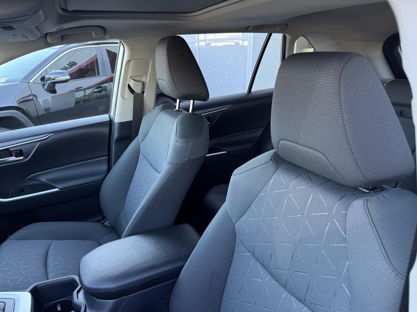 2025 Toyota RAV4 XLE photo 11