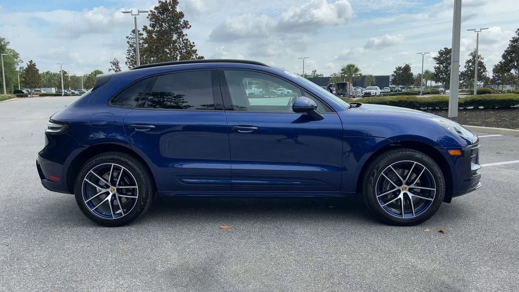 2025 Porsche Macan Base photo 9