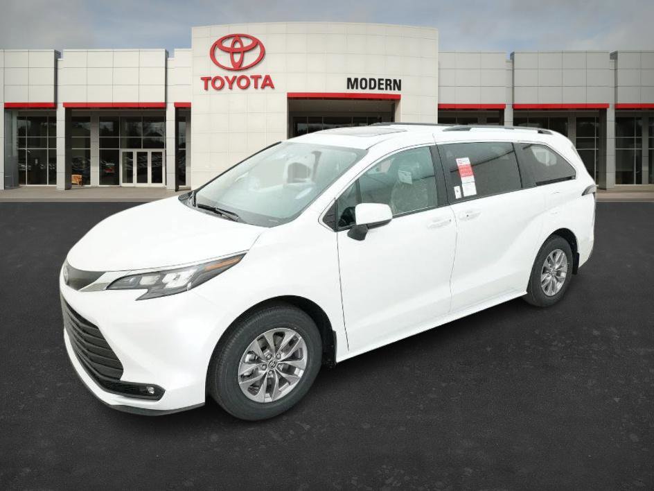 2026 Toyota Sienna XLE's photo