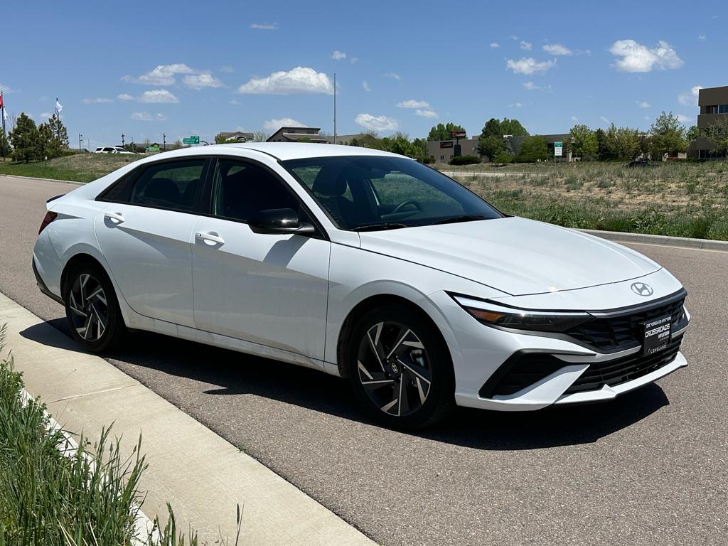 2025 Hyundai Elantra SEL Sport photo 3