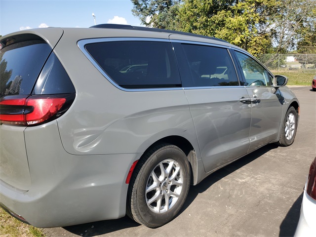 2022 Chrysler Pacifica Touring L photo 2