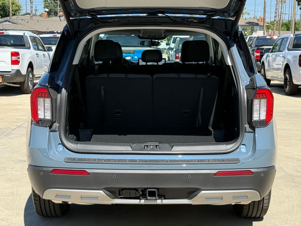 2025 Ford Explorer photo 12