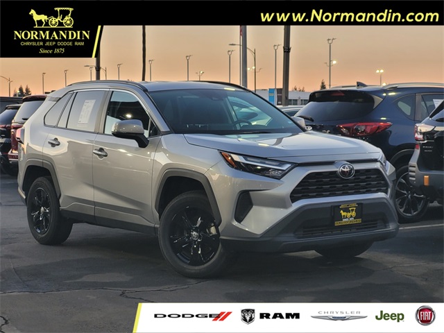 2024 Toyota RAV4 XLE's photo