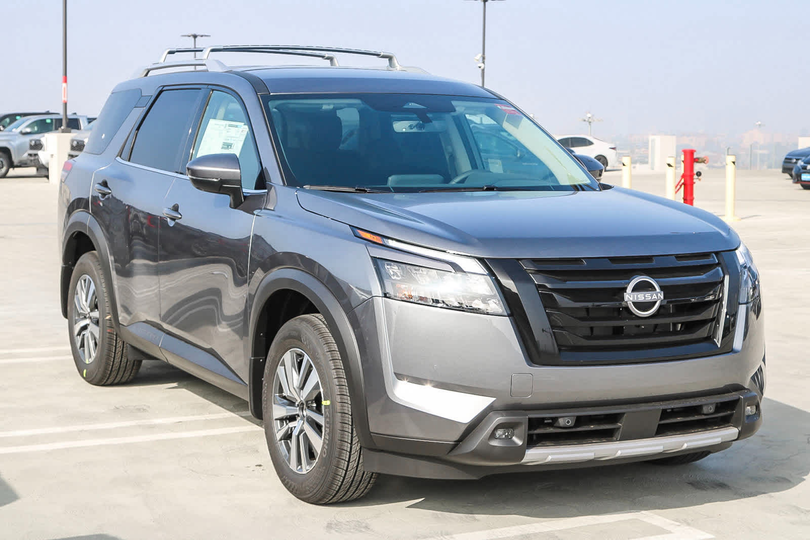 2025 Nissan Pathfinder SL photo 3