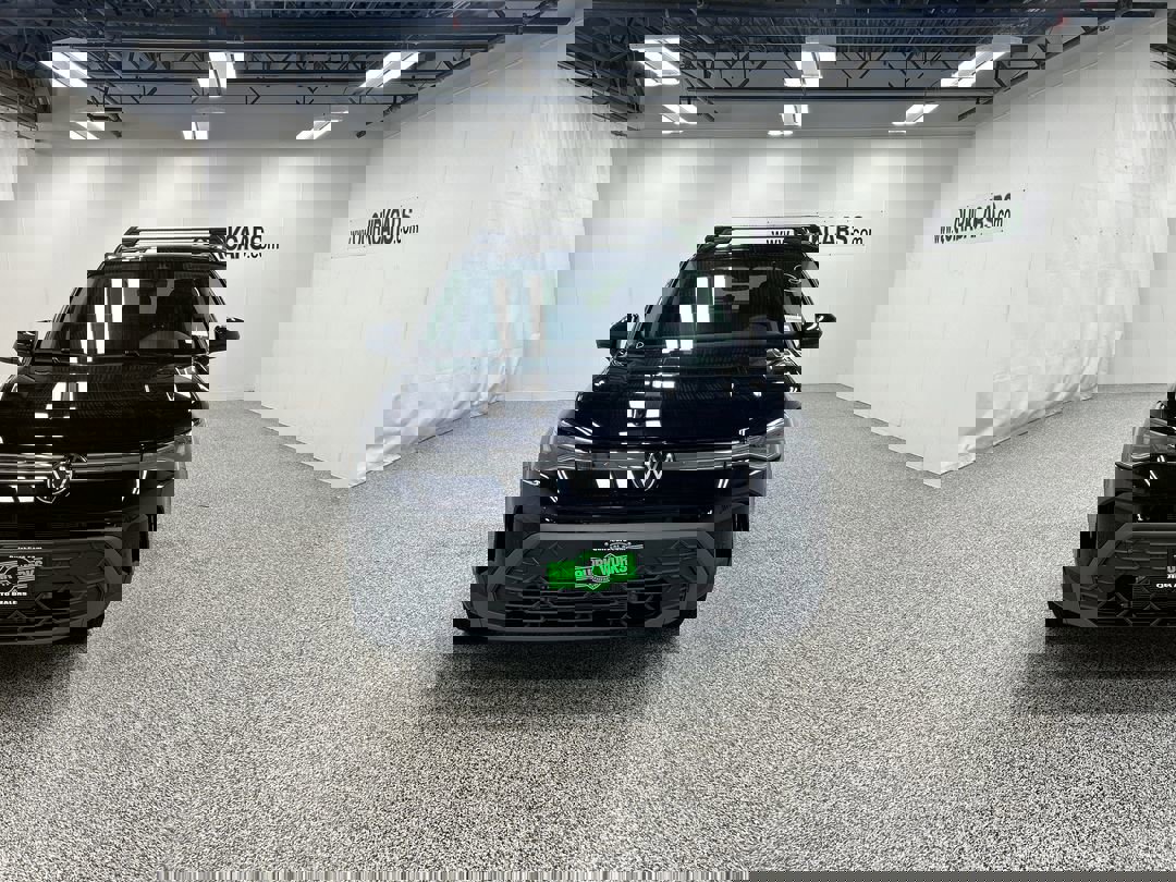 2025 Volkswagen Taos SE photo 2