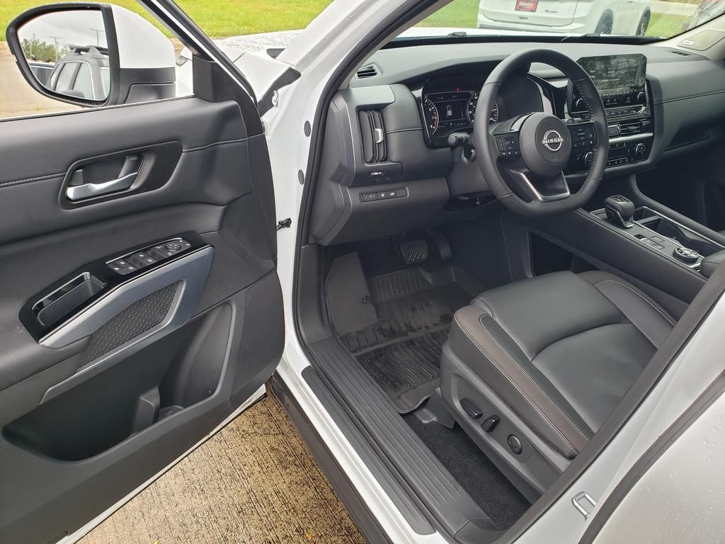 2025 Nissan Pathfinder SL photo 15