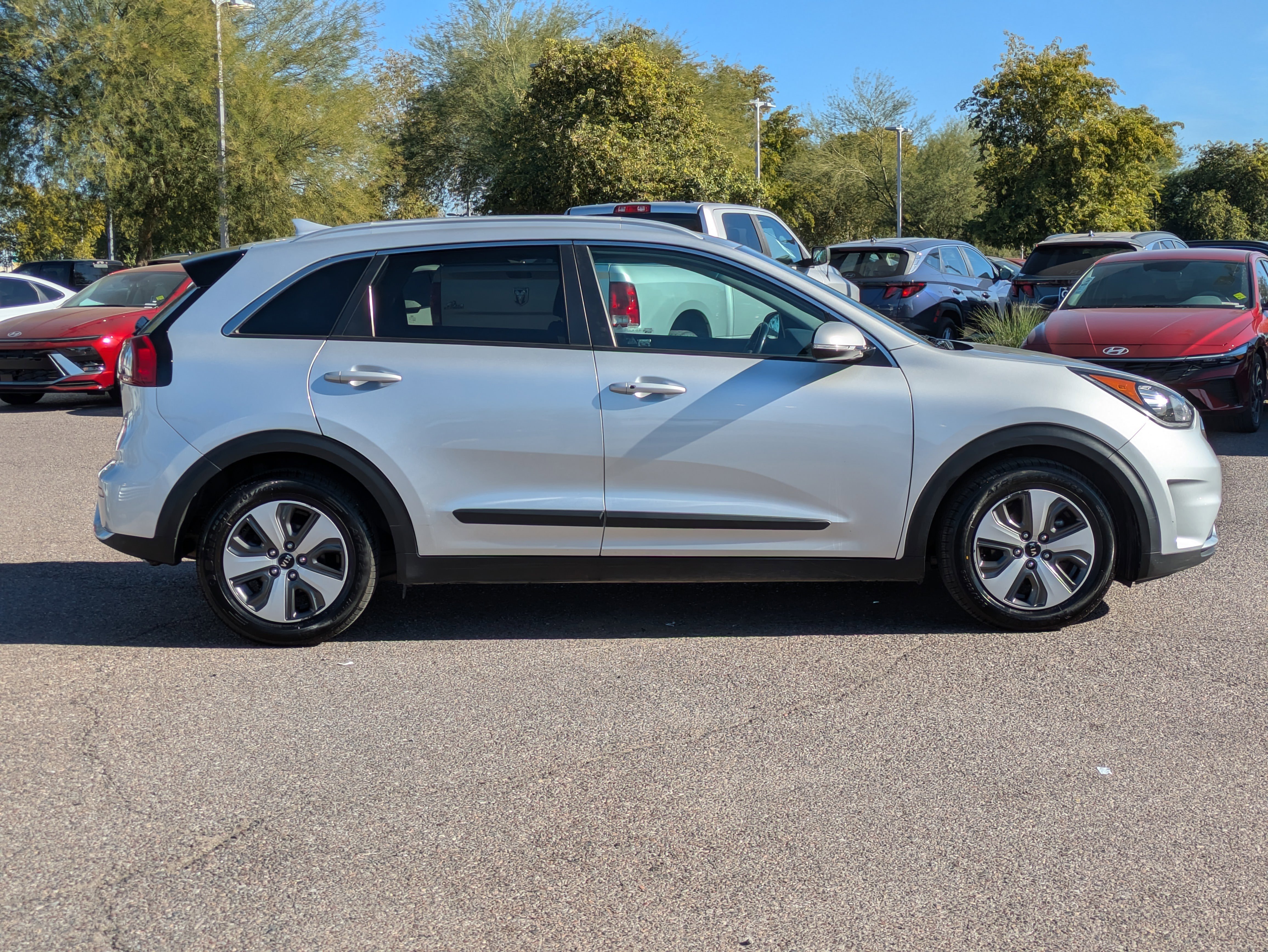 Used 2017 Kia Niro EX with VIN KNDCC3LC2H5086258 for sale in Surprise, AZ