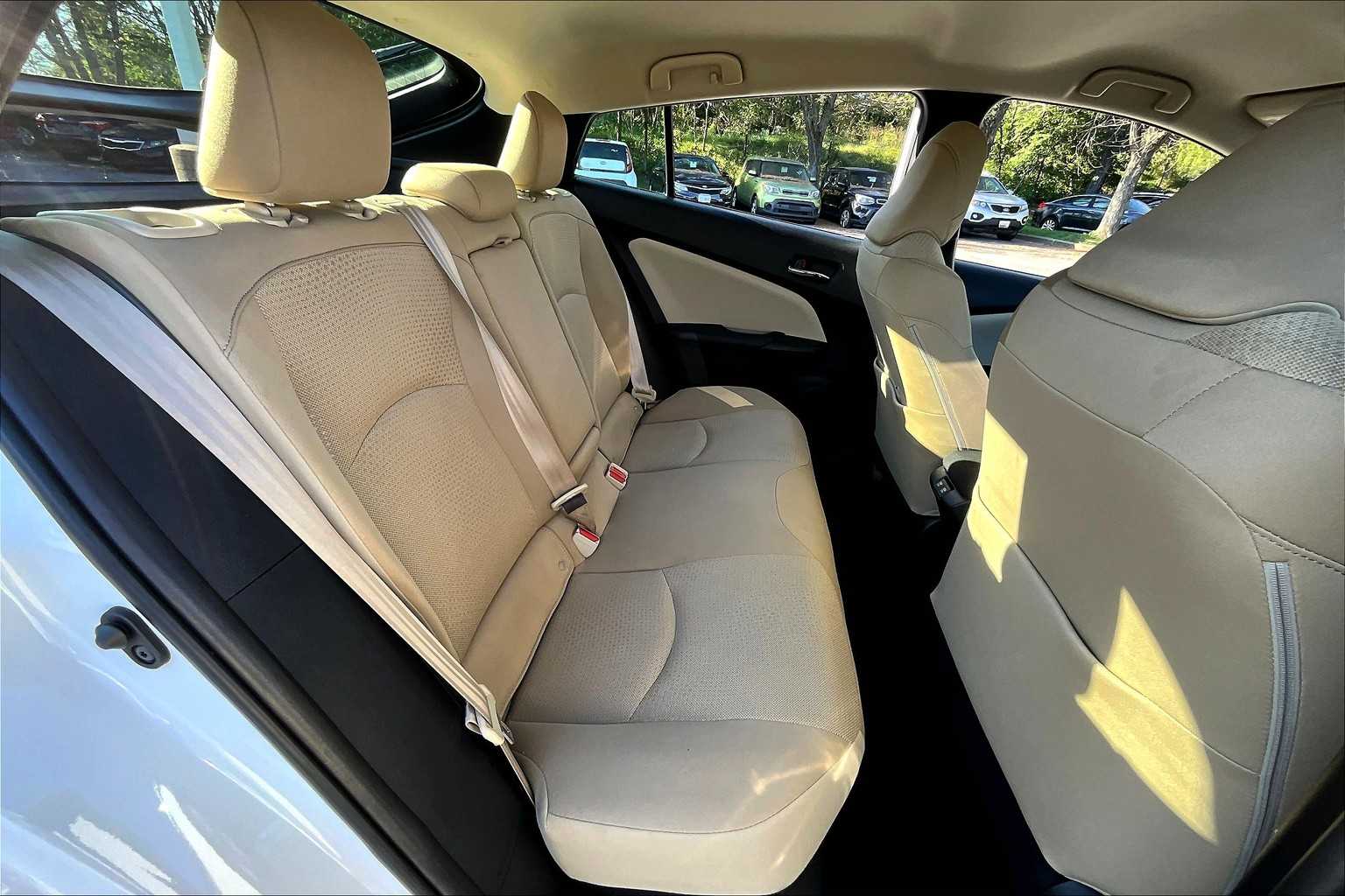 2022 Toyota Prius LE photo 18